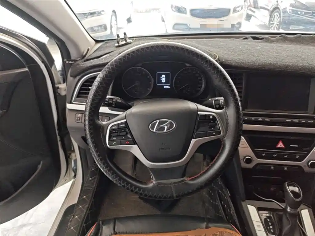Hyundai Elantra 2018 — фото 11