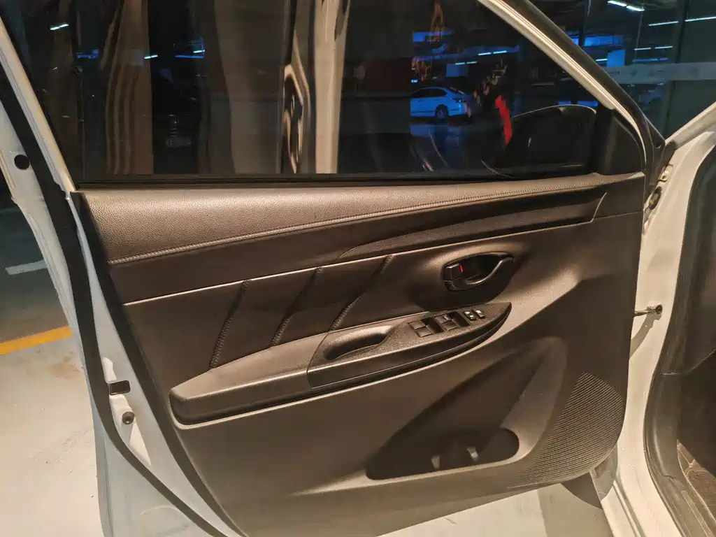 Toyota Yaris L 2019 — фото 10