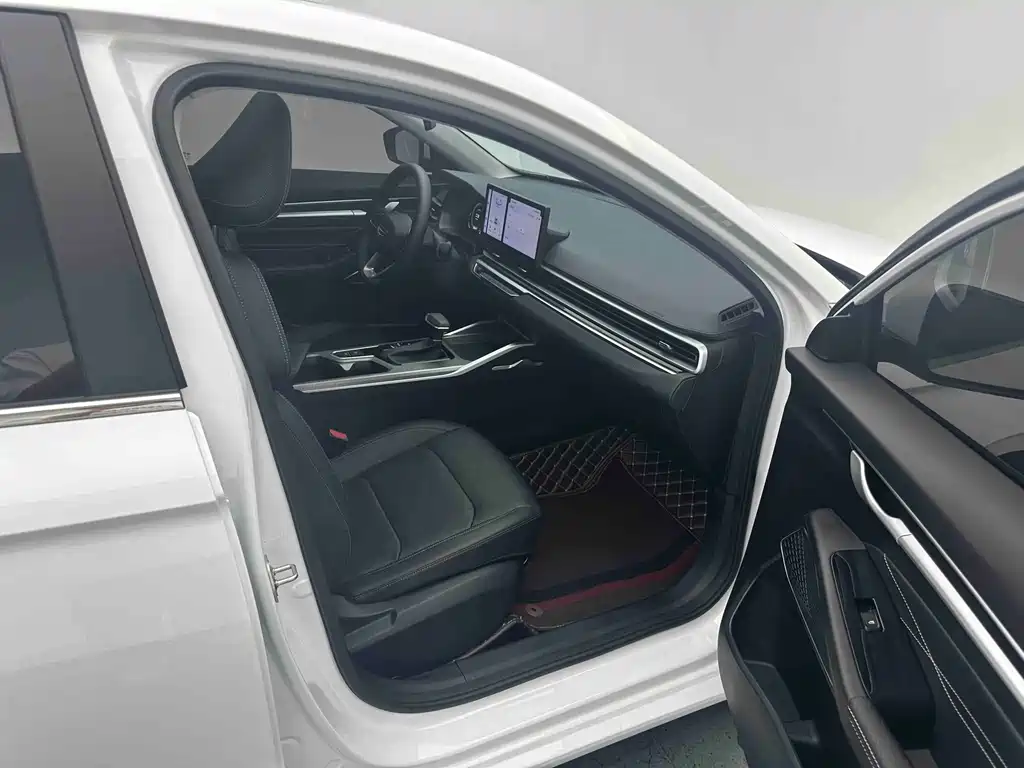 Geely Emgrand 2023
