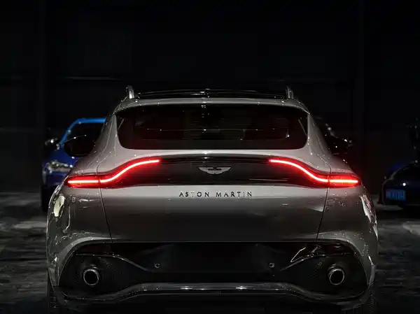 Aston Martin DBX 2022
