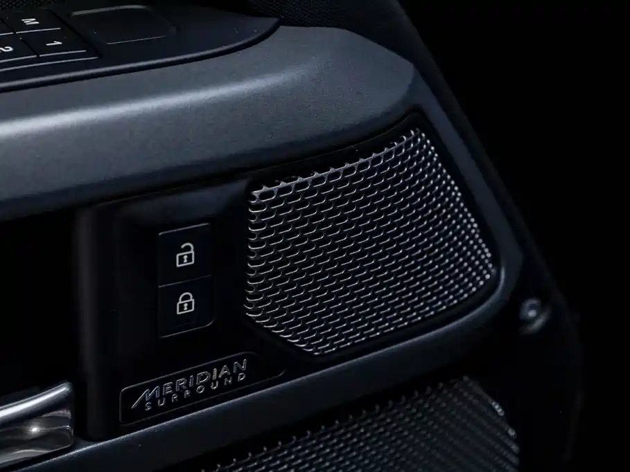 Land Rover Defender 2024 — фото 10