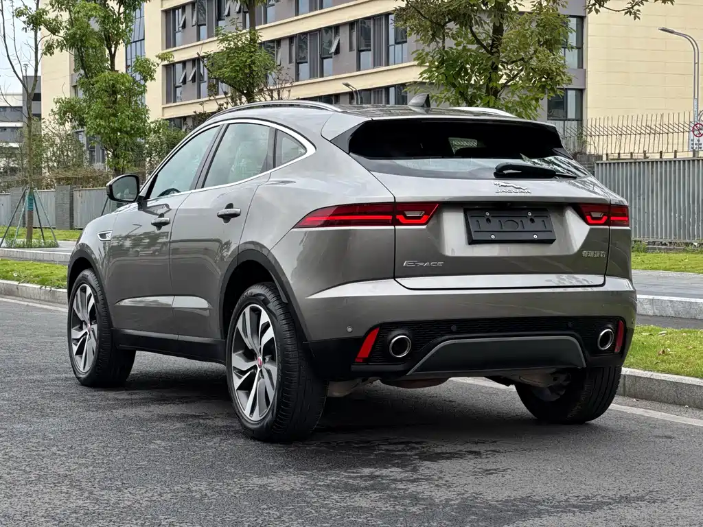 Jaguar E-PACE 2023 — фото 18
