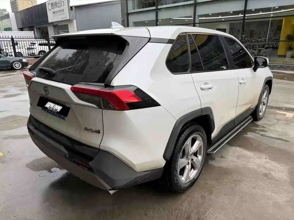Toyota RAV4 2023 — фото 2