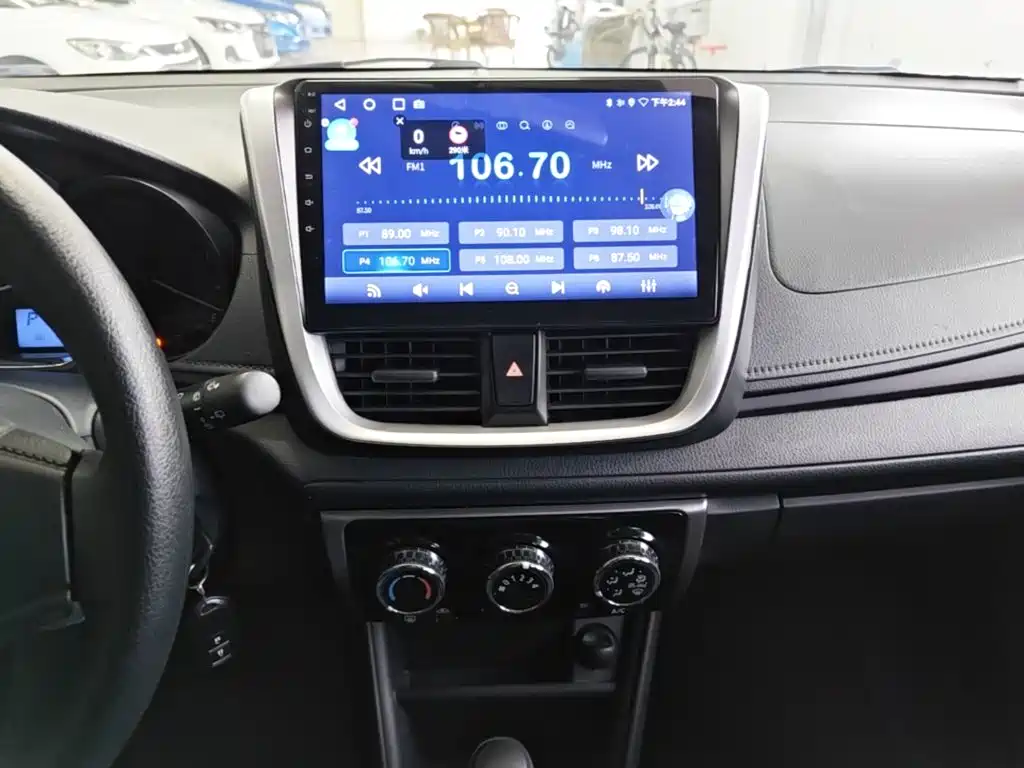 Toyota Yaris L 2017 — фото 13