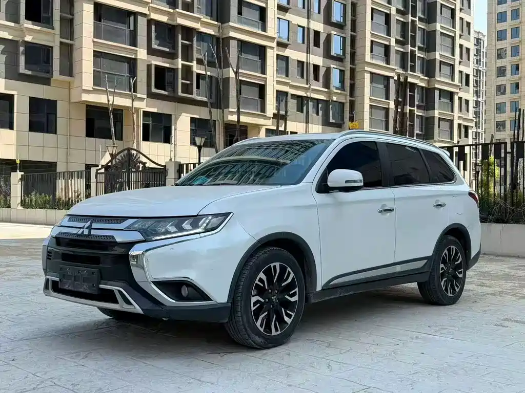 Mitsubishi Outlander 2021 — фото 1