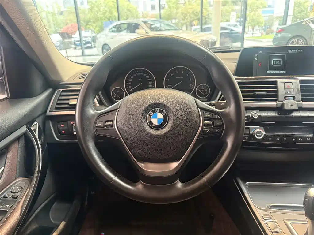 BMW 3 Series 2018 — фото 8