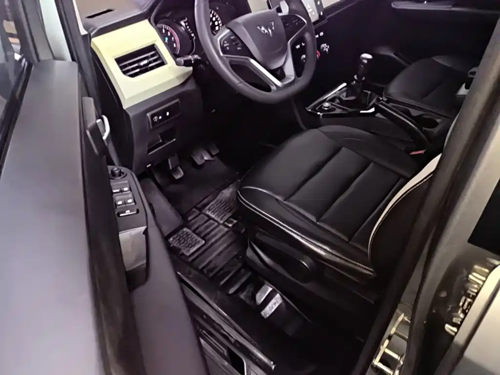 Wuling Hongguang PLUS 2019 — фото 16