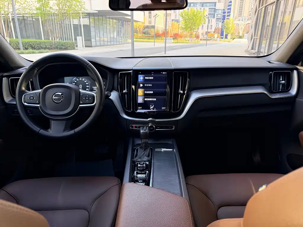 Volvo XC60 2021 — фото 15