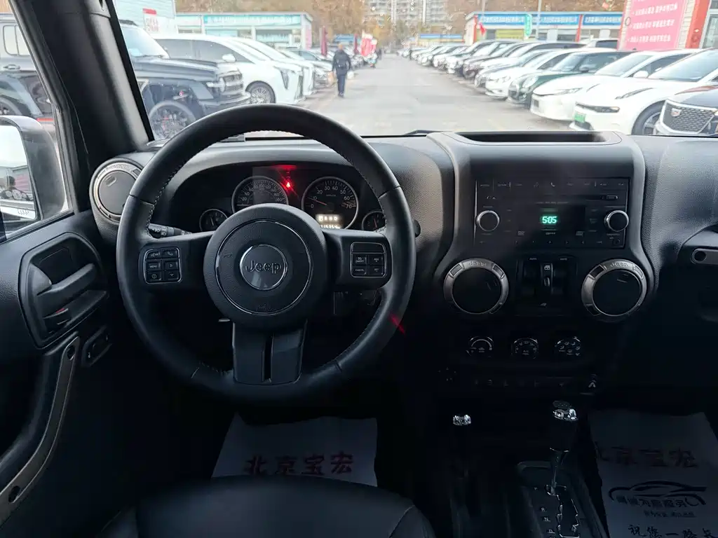Jeep Wrangler 2016 — фото 12