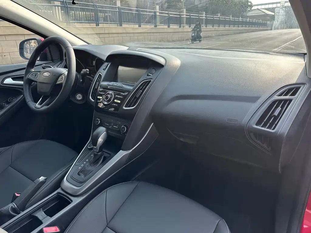 Ford Focus 2018 — фото 13