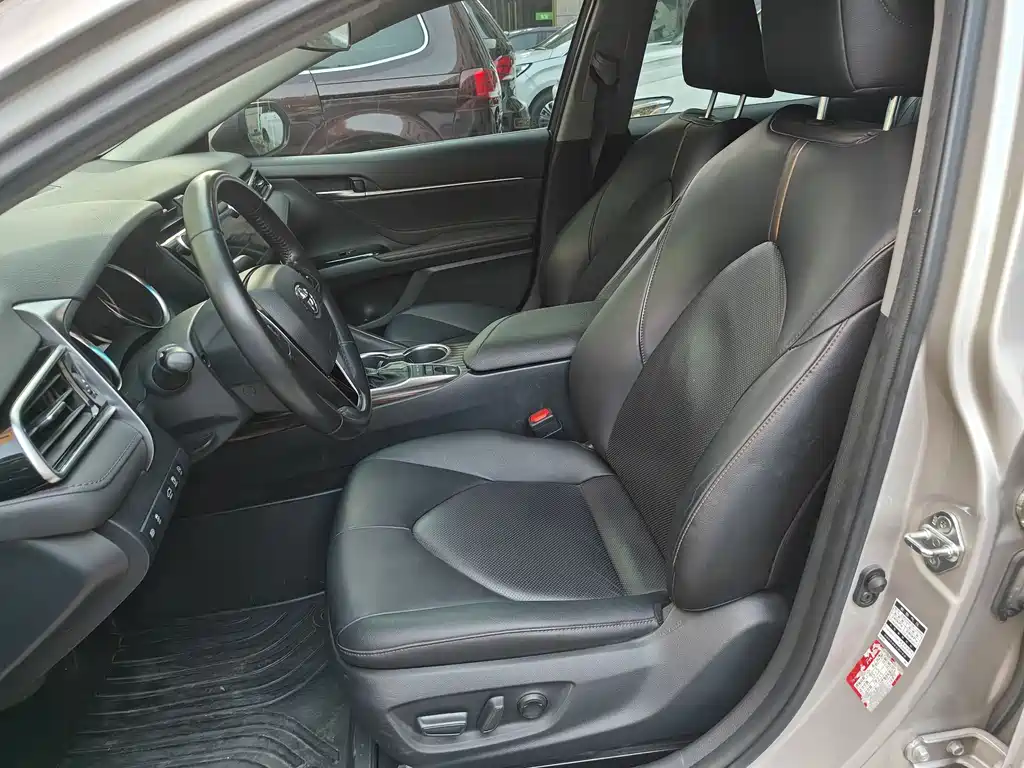 Toyota Camry 2019 — фото 11