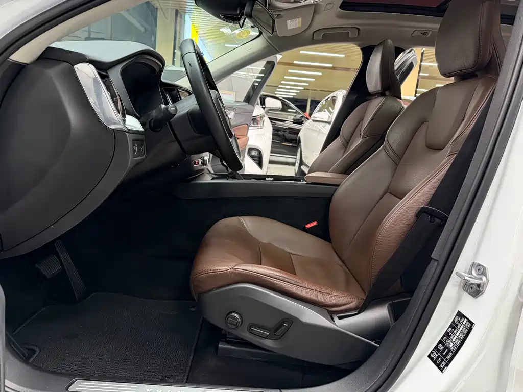 Volvo XC60 2018 — фото 11