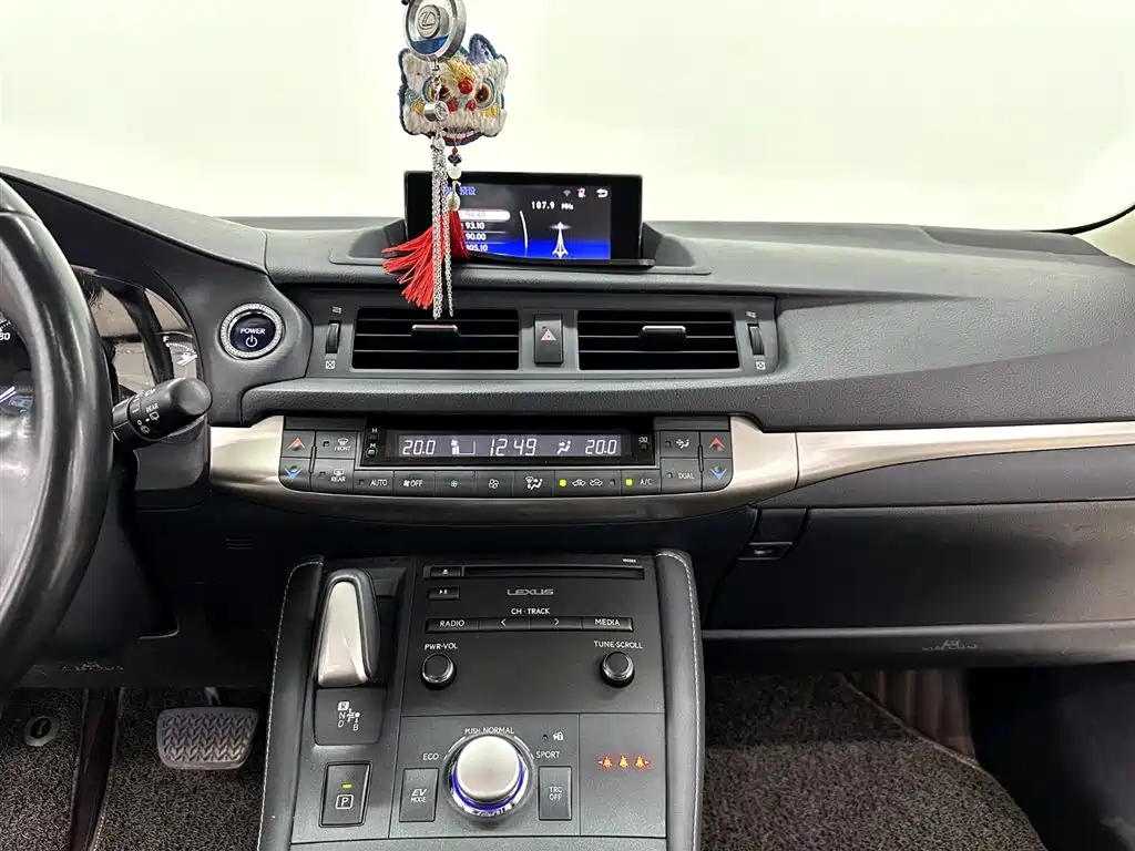 Lexus CT 2017 — фото 15