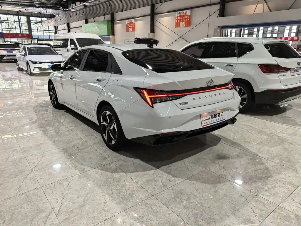 Hyundai Elantra 2023 — фото 16