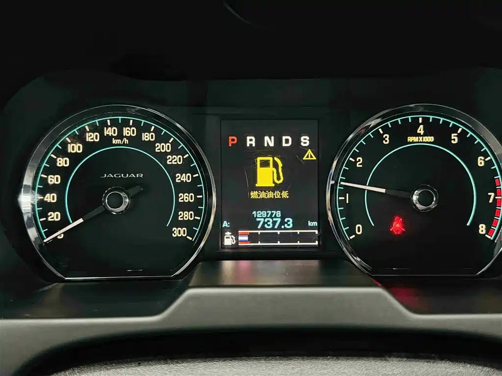 Jaguar XF 2014 — фото 19