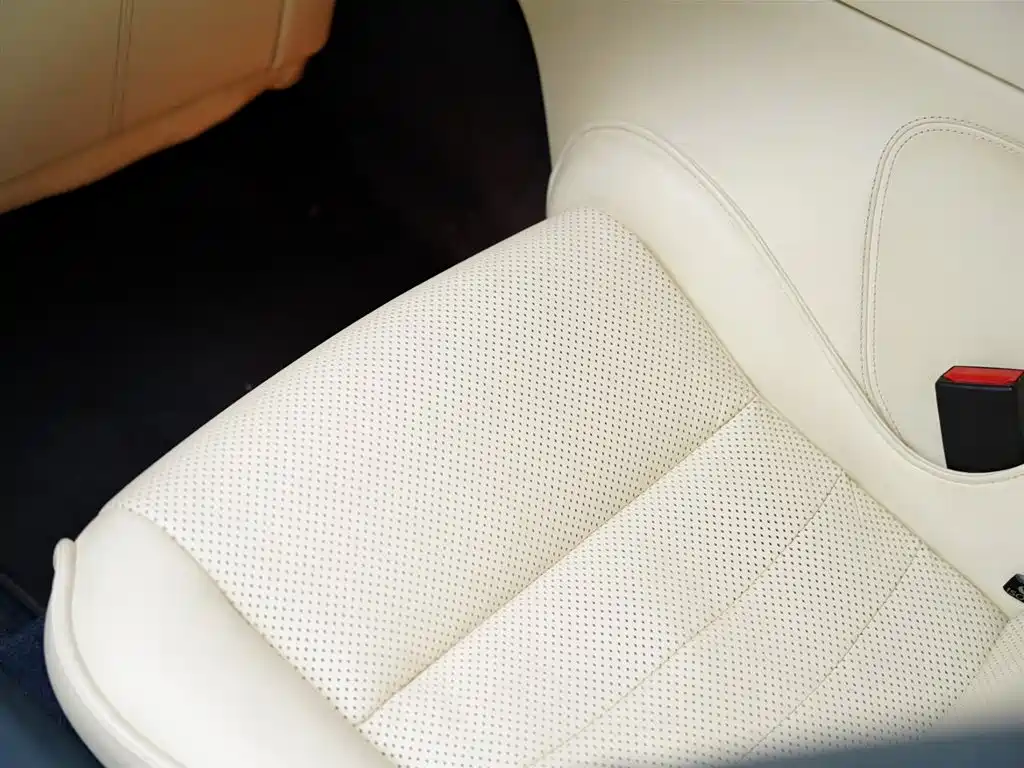 Aston Martin Rapide 2011 — фото 38