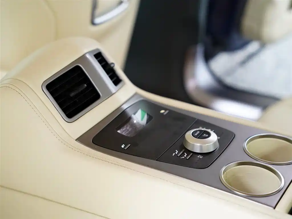 Aston Martin Rapide 2011 — фото 36