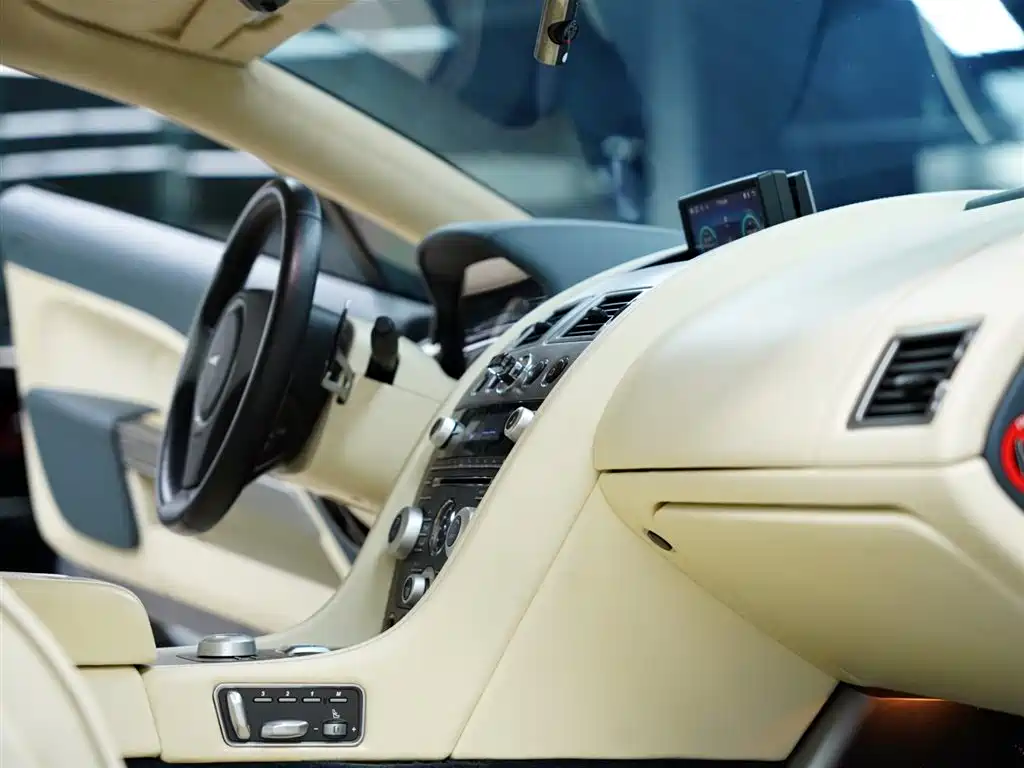 Aston Martin Rapide 2011 — фото 45