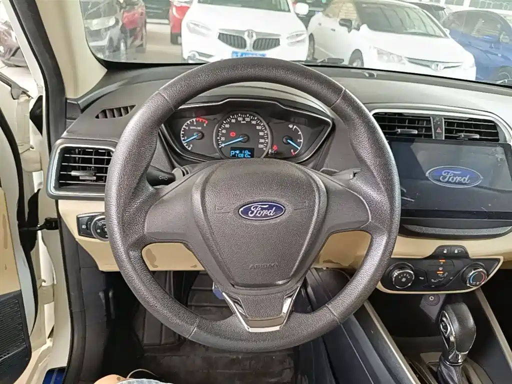 Ford Escort 2017 — фото 11