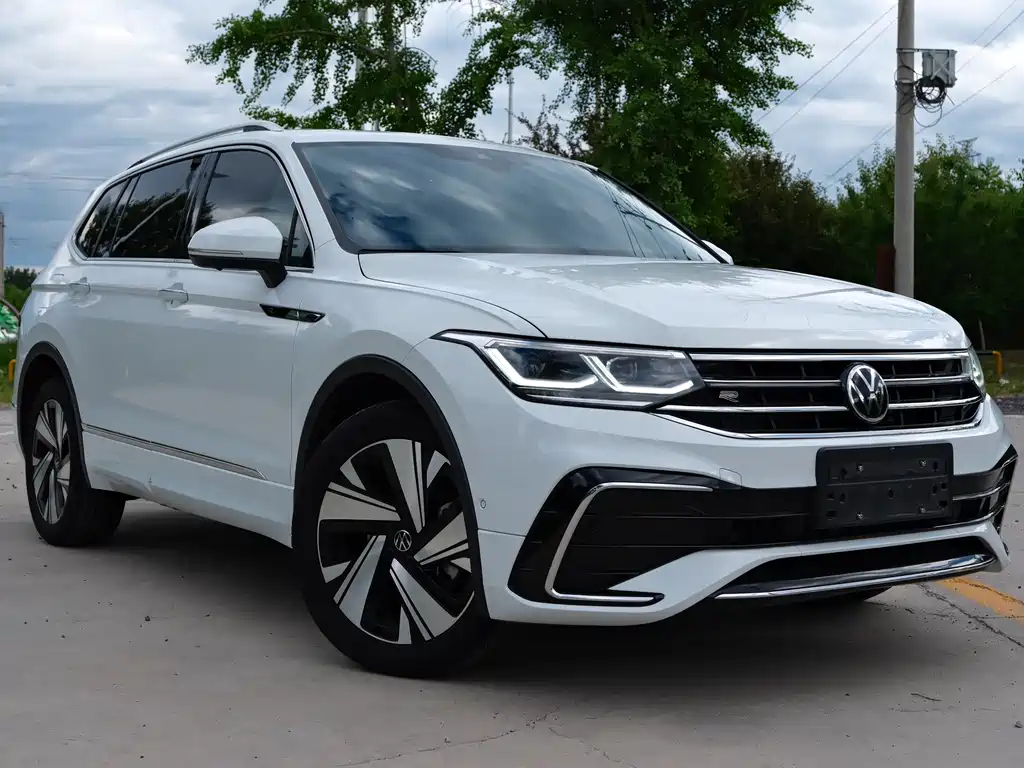 Volkswagen Tiguan L 2023 — фото 1
