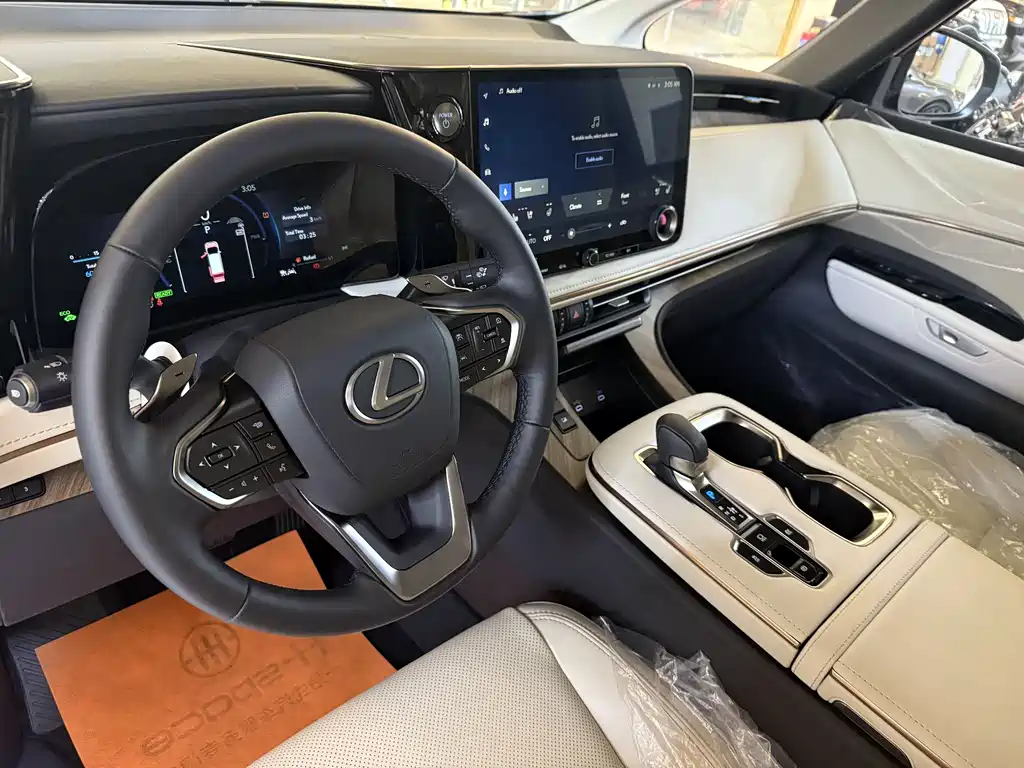 Lexus LM — фото 12