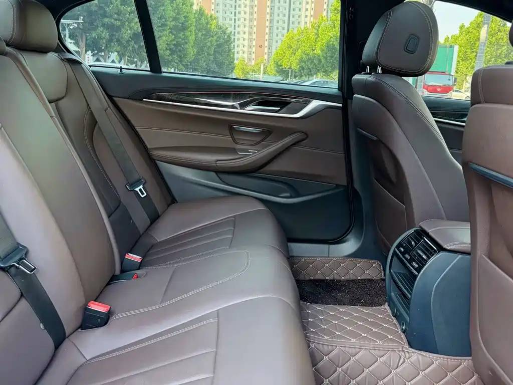 BMW 5 Series 2018 — фото 11