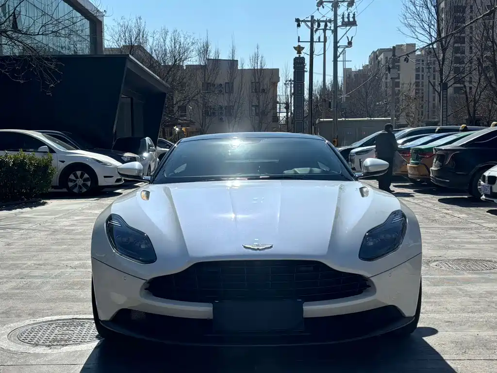 Aston Martin DB11 2019 — фото 2