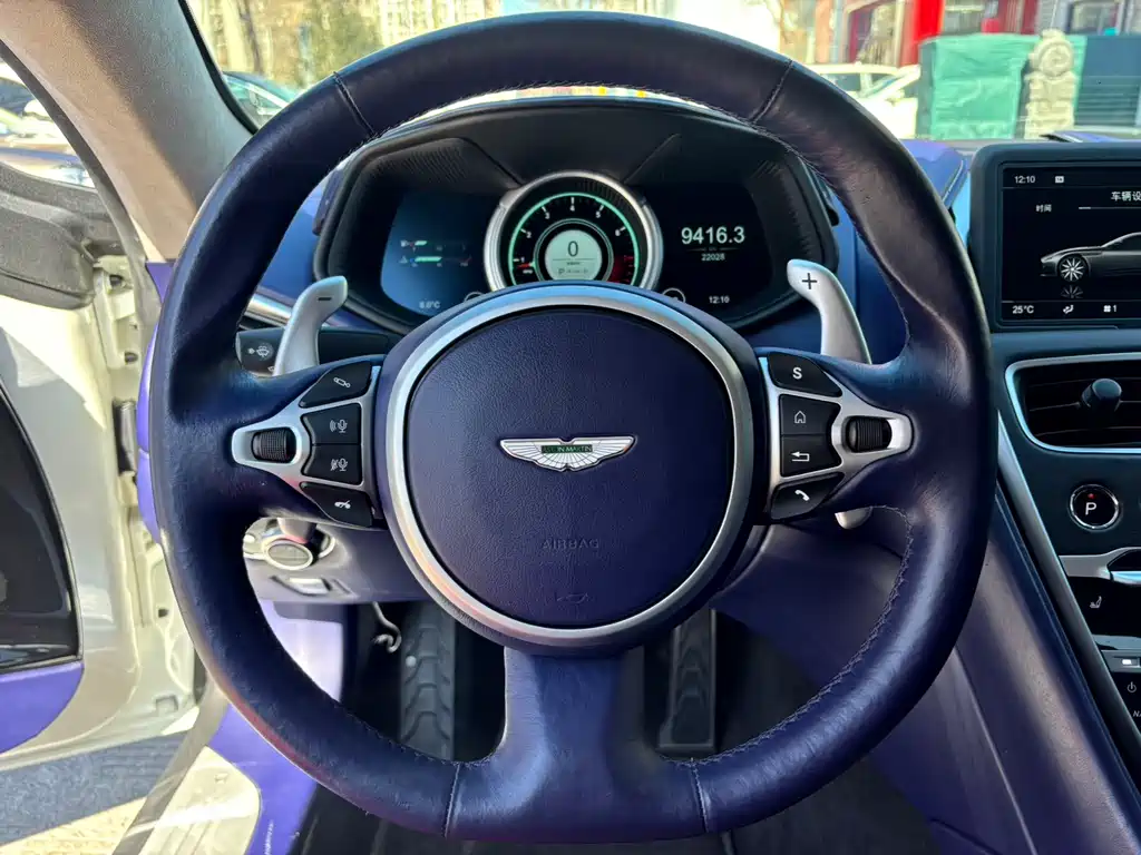 Aston Martin DB11 2019 — фото 11