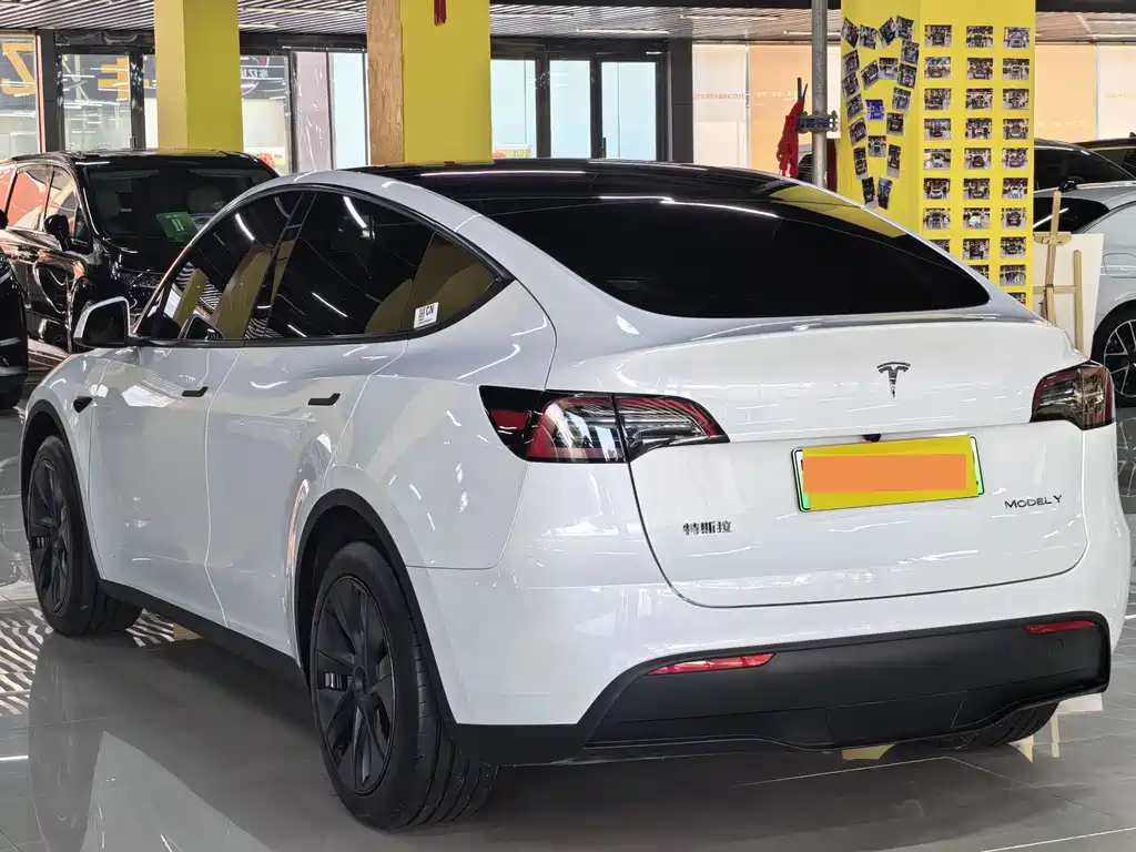 Tesla Model Y 2024 — фото 17