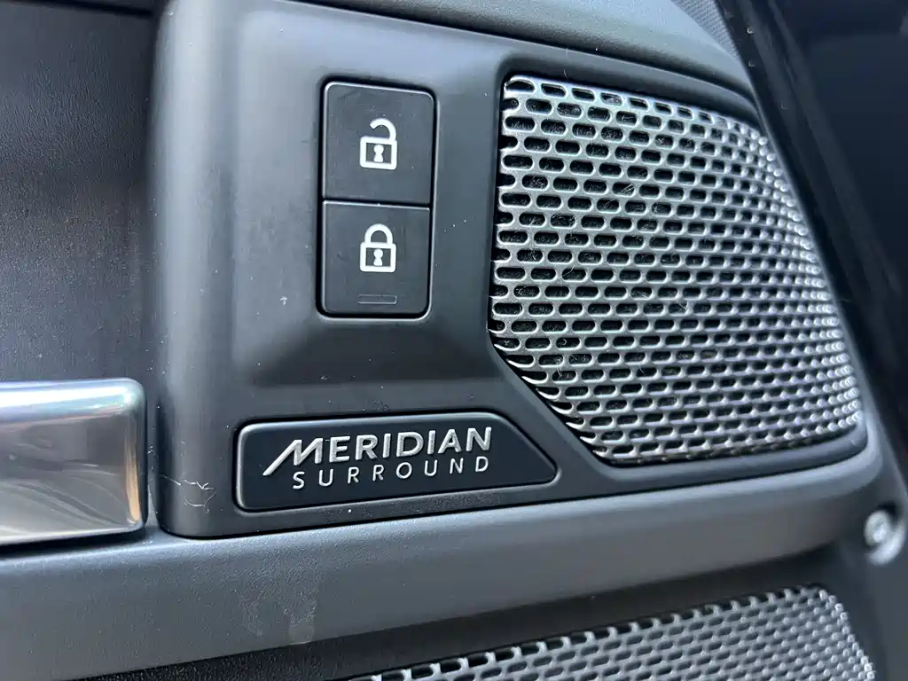 Land Rover Defender 2021 — фото 11