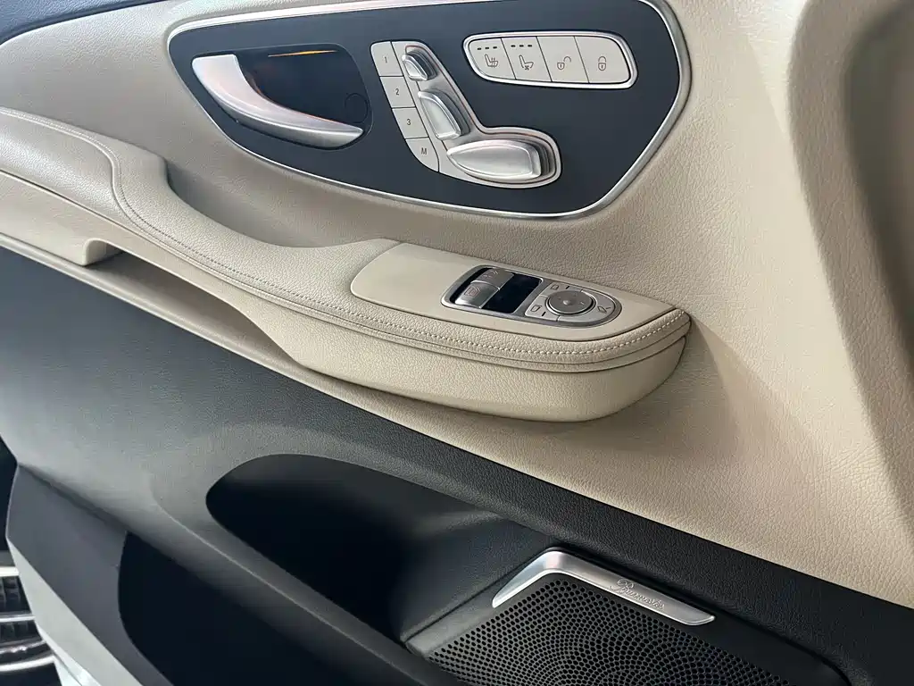 Mercedes-Benz V-Class 2022 — фото 19