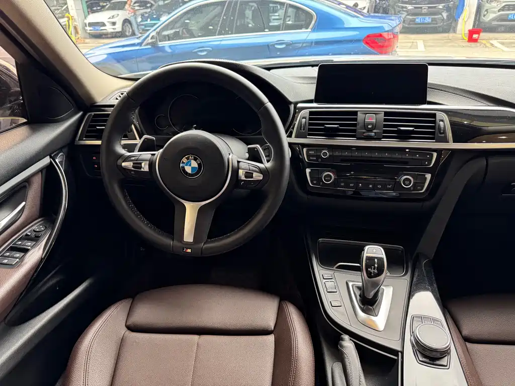 BMW 3 Series 2018 — фото 15