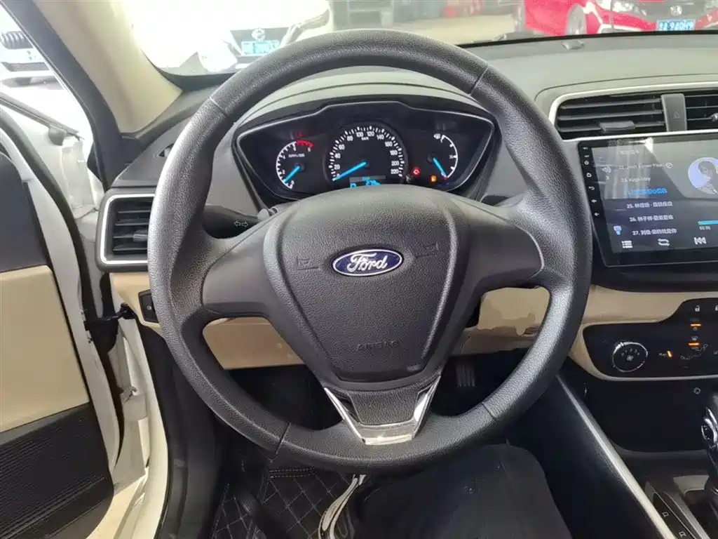 Ford Escort 2018 — фото 11