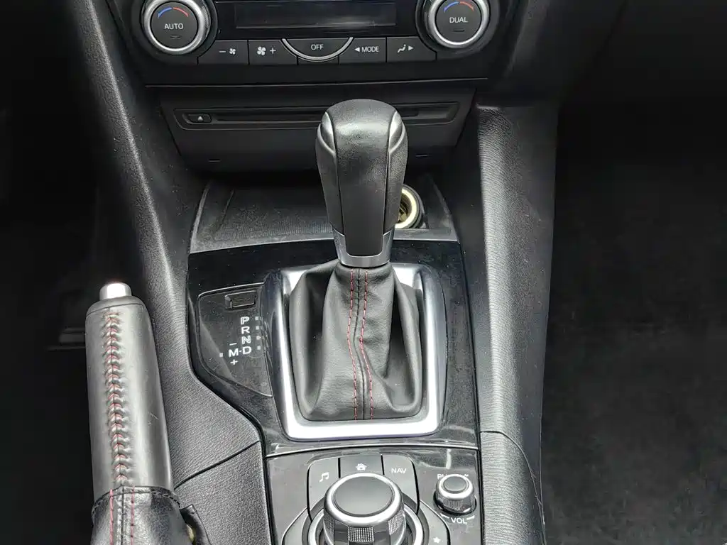Mazda 3 Axela 2016 — фото 13