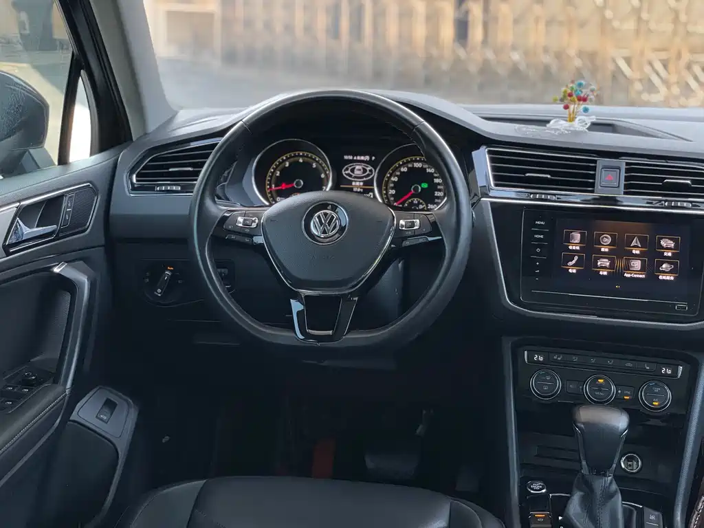 Volkswagen Tiguan L 2020 — фото 11