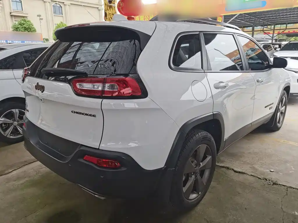 Jeep Cherokee 2017 — фото 10