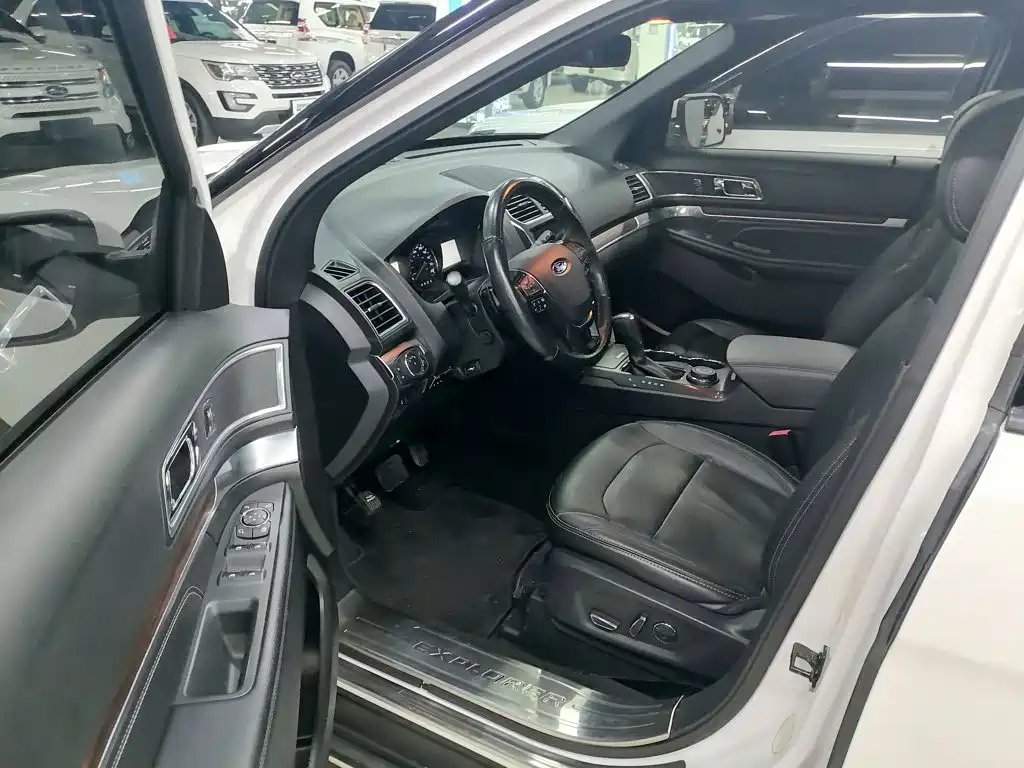 Ford Explorer 2017 — фото 15