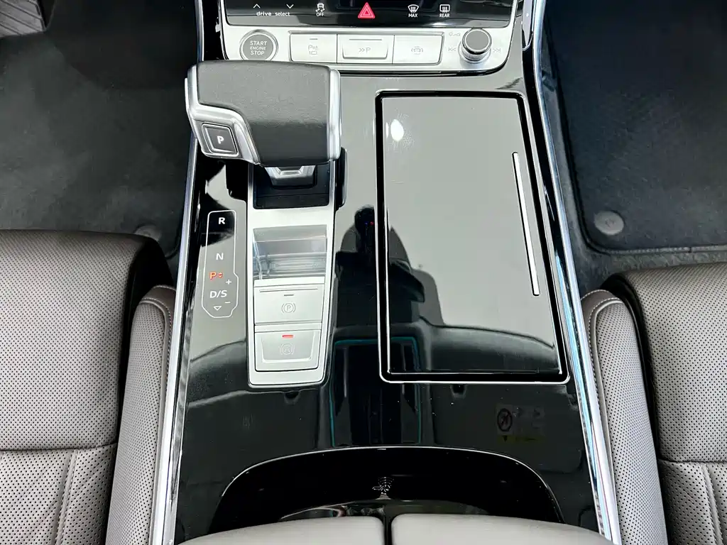 Audi A8 2021 — фото 19