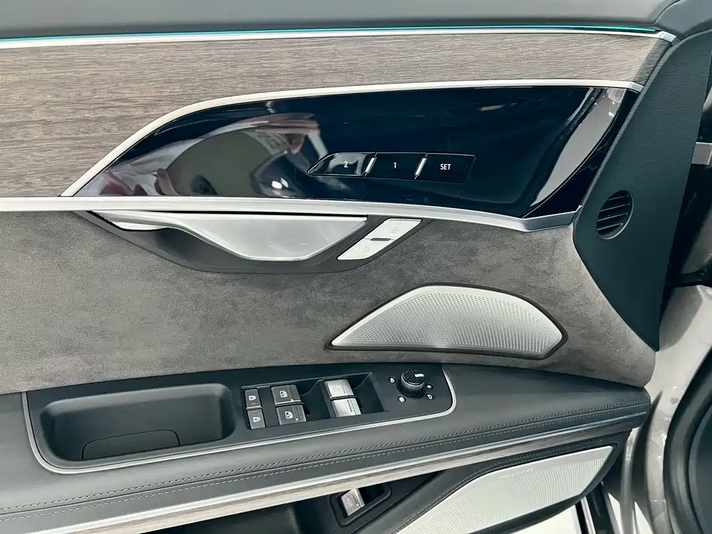Audi A8 2021 — фото 29
