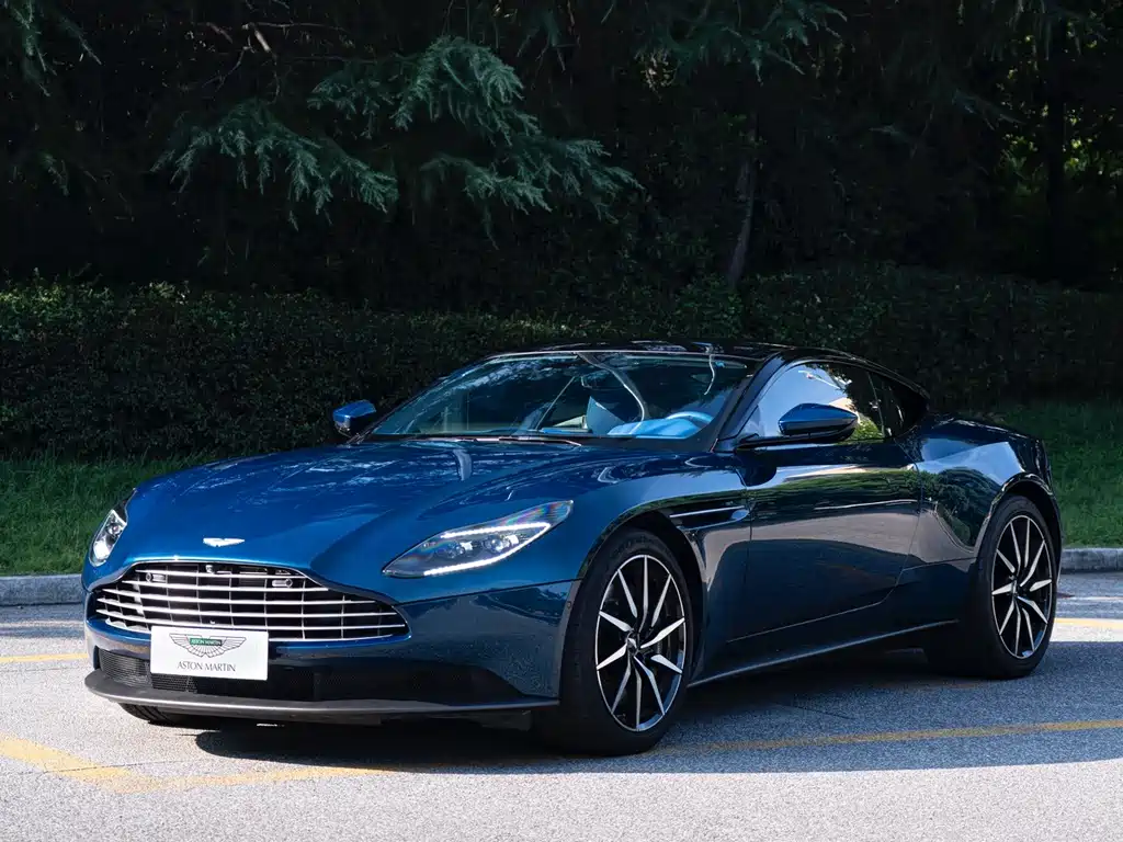 Aston Martin DB11 2022 — фото 1