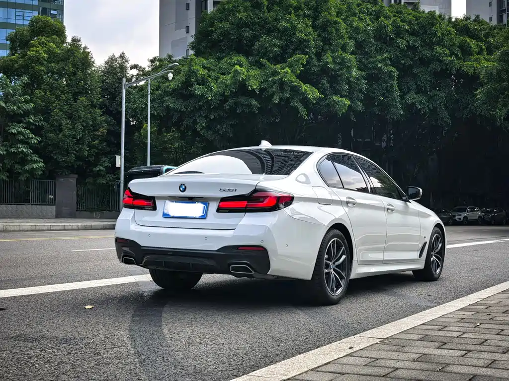 BMW 5 Series 2022 — фото 11