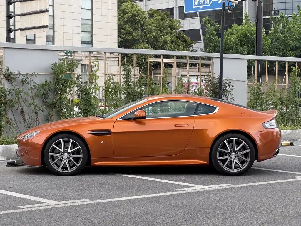 Aston Martin V8 Vantage 2014 — фото 7