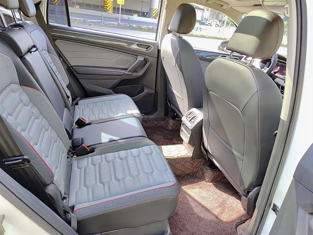 Volkswagen Tiguan L 2023 — фото 11