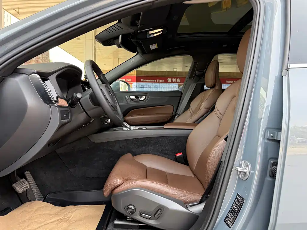 Volvo XC60 2023 — фото 10