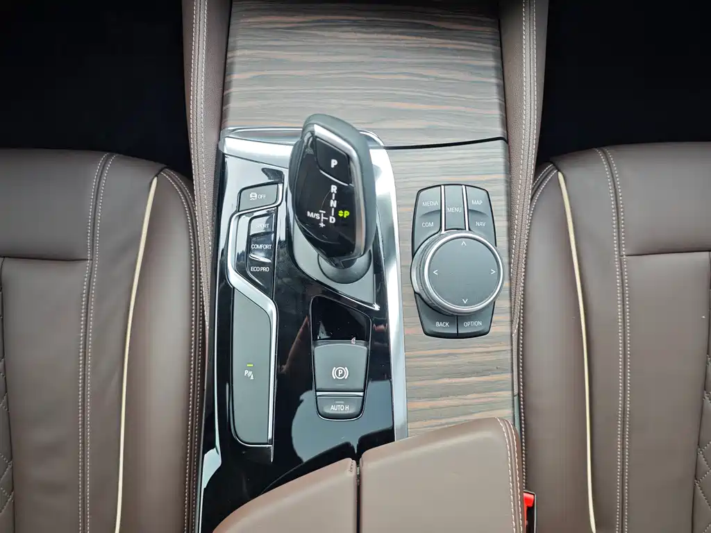BMW 5 Series 2018 — фото 16