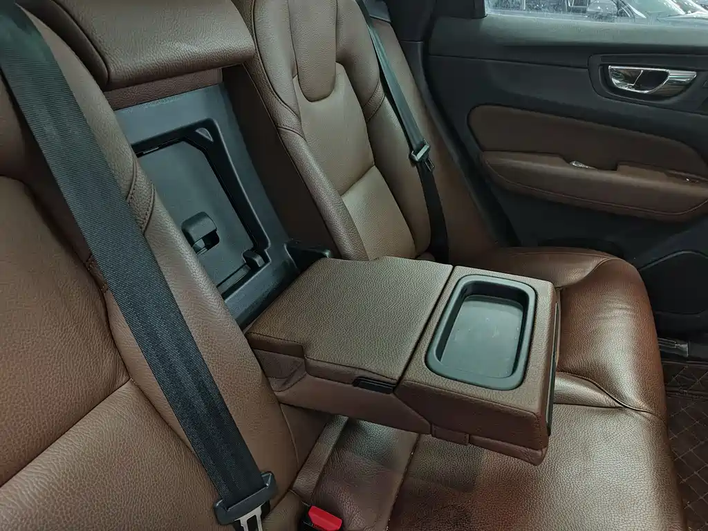 Volvo XC60 2019 — фото 15