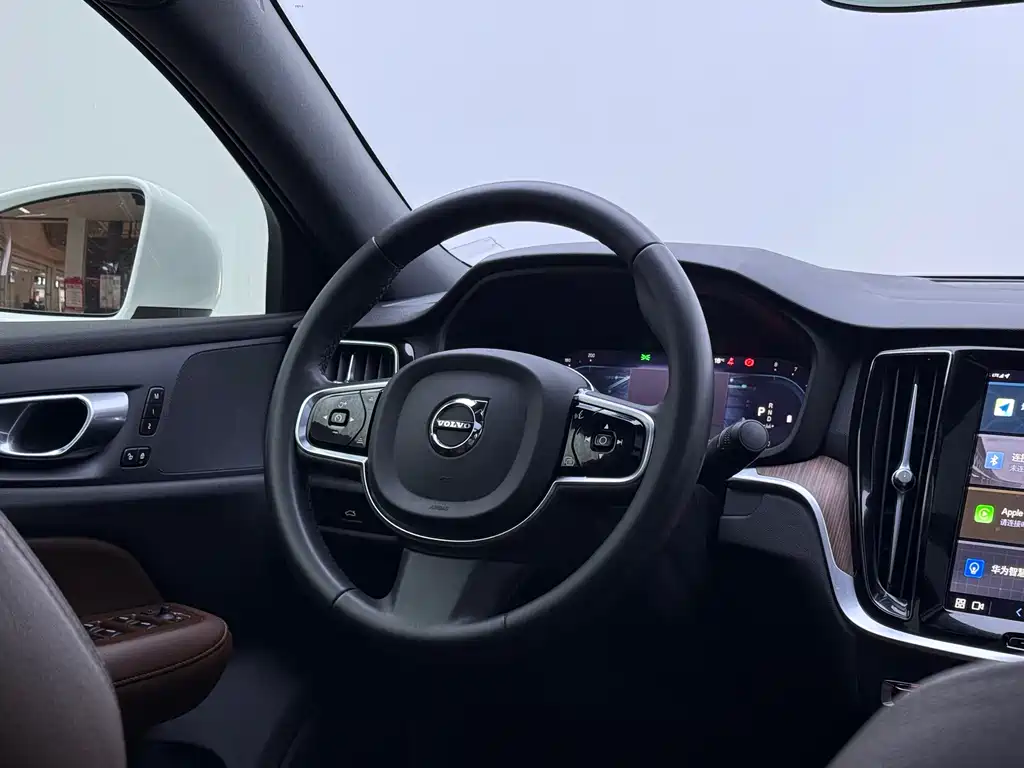 Volvo S60 2023 — фото 18