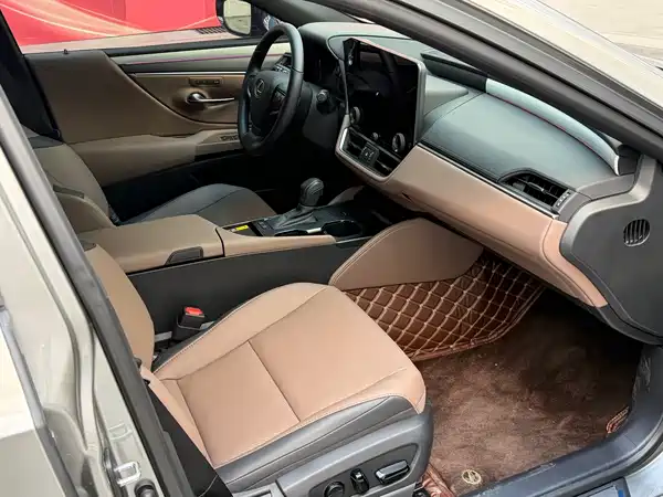Lexus ES 2025