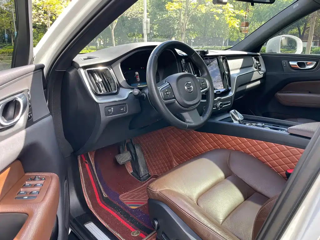 Volvo XC60 2022 — фото 14