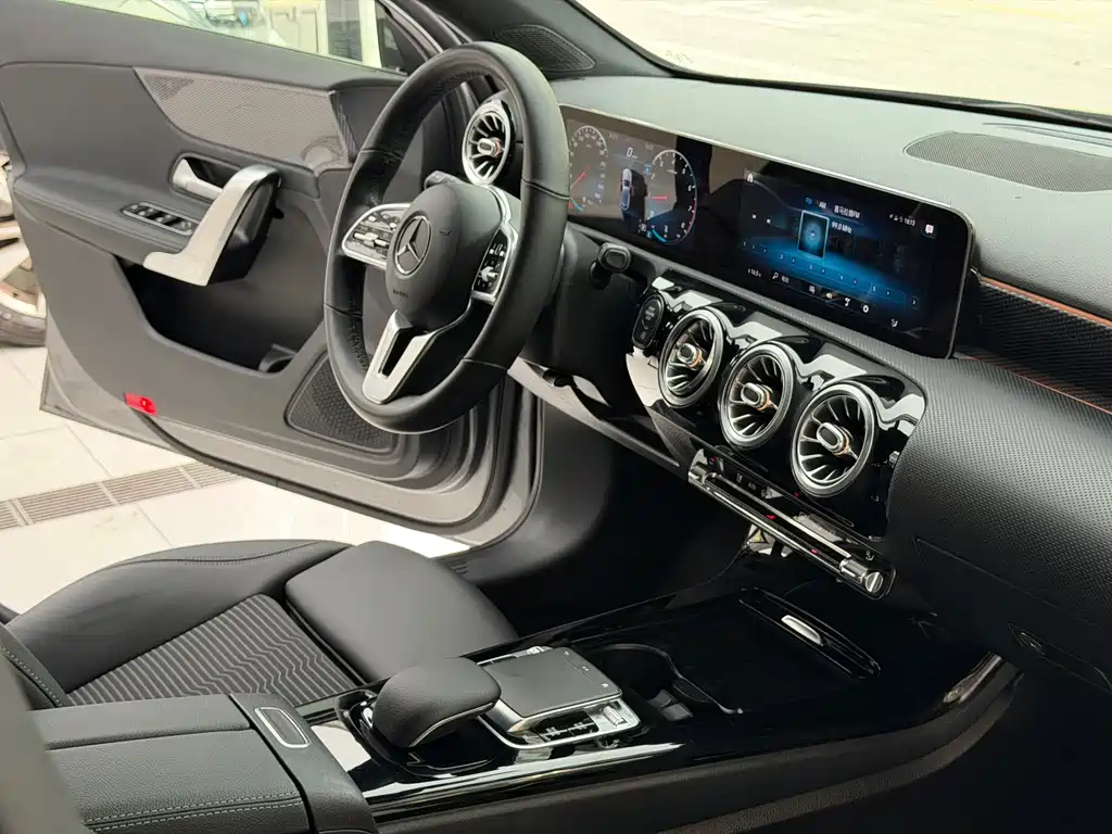 Mercedes-Benz A-Class 2019 — фото 16